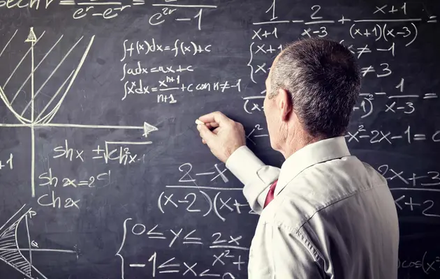 Οι συμμετέχοντες στο εξ αποστάσεως σεμινάριο Μαθηματικών και Στατιστικής θα έχουν την ευκαιρία να κατανοήσουν μαθηματικές και στατιστικές έννοιες που χρησιμοποιούνται στην καθημερινή ζωή, στις σπουδές και στην εργασία. Μέσα από παραδείγματα, θα αναπτύξουν τη λογική σκέψη και την ικανότητα επίλυσης προβλημάτων με μεθοδικό και τεκμηριωμένο τρόπο.