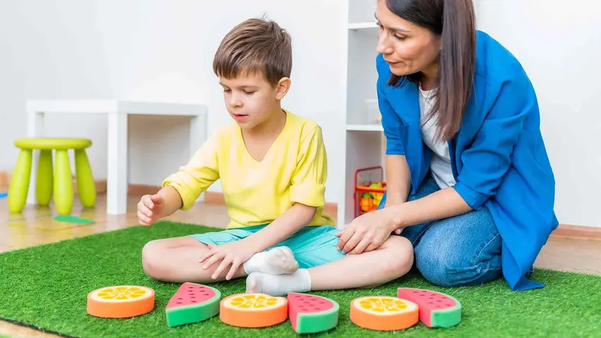 Οι συμμετέχοντες στο online σεμινάριο: Παιγνιοθεραπεία αποκτούν βαθύτερη κατανόηση του ρόλου του παιχνιδιού στην έκφραση συναισθημάτων, στην επεξεργασία εμπειριών και στην ανάπτυξη της σχέσης εμπιστοσύνης με το παιδί. Μαθαίνουν να παρατηρούν και να αναγνωρίζουν τα μηνύματα που εκφράζονται μέσα από το συμβολικό παιχνίδι και τη συμπεριφορά.