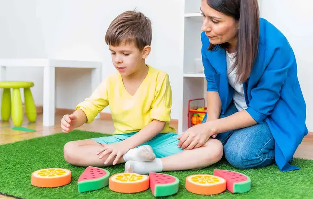 Οι συμμετέχοντες στο online σεμινάριο: Παιγνιοθεραπεία αποκτούν βαθύτερη κατανόηση του ρόλου του παιχνιδιού στην έκφραση συναισθημάτων, στην επεξεργασία εμπειριών και στην ανάπτυξη της σχέσης εμπιστοσύνης με το παιδί. Μαθαίνουν να παρατηρούν και να αναγνωρίζουν τα μηνύματα που εκφράζονται μέσα από το συμβολικό παιχνίδι και τη συμπεριφορά.