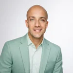 Ο Αλέξανδρος Μαρκόπουλος έχει πολυετή παρουσία στον χώρο της επαγγελματικής κατάρτισης και της εκπαίδευσης ενηλίκων, διαθέτει ισχυρό υπόβαθρο και εμπειρία στη διαχείριση ομάδων και διοίκηση εκπαιδευτικών δομών, στον στρατηγικό σχεδιασμό προγραμμάτων δια βίου μάθησης και στη διασφάλιση ποιότητας σύμφωνα με τις σύγχρονες τεχνολογικές απαιτήσεις στον τομέα της επιμόρφωσης ενηλίκων.