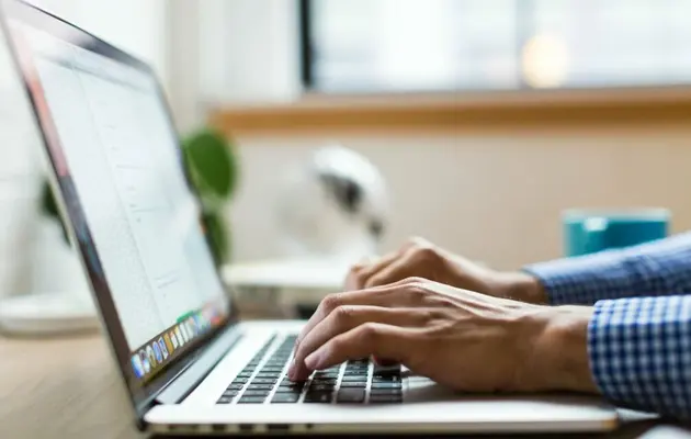 Το πρόγραμμα προετοιμασίας για την πιστοποίηση πληροφορικής γίνεται εξ αποστάσεως (e-learning) από το χώρο σας σε μέρες και ώρες που προτιμάτε (ασύγχρονη τηλεκπαίδευση) και περιλαμβάνει τις 3 βασικές ενότητες εφαρμογών γραφείου που ζητούνται από τις προκηρύξεις: