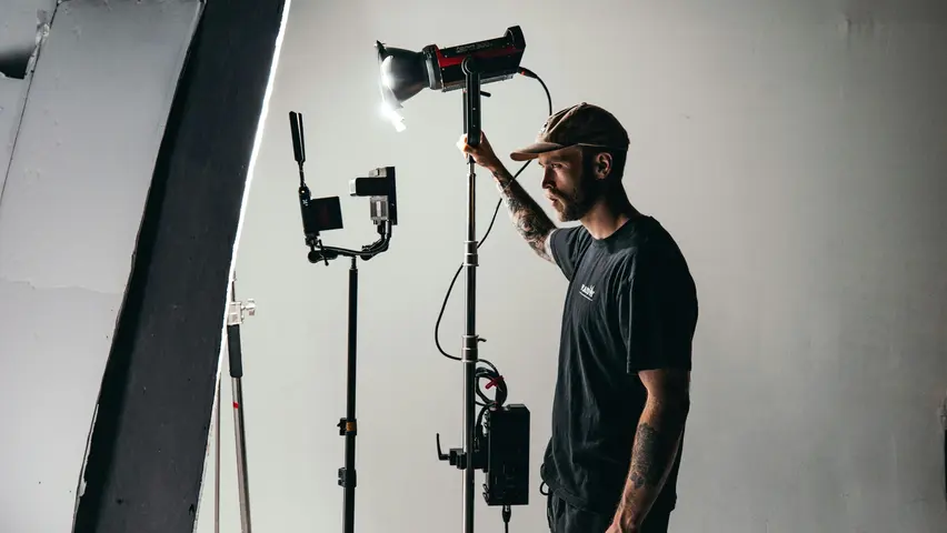 Οι συμμετέχοντες στο online σεμινάριο: Διεύθυνση Φωτογραφίας Κινηματογράφου: Τεχνική, Αισθητική και Φως θα αποκτήσουν ουσιαστική κατανόηση της κινηματογραφικής εικόνας, αναλύοντας τον ρόλο του φωτός, της σύνθεσης και της κίνησης της κάμερας στη διαμόρφωση της ατμόσφαιρας και του νοήματος. Θα μάθουν να «διαβάζουν» την εικόνα με κριτική ματιά και να αντιλαμβάνονται τις δημιουργικές επιλογές πίσω από κάθε οπτικό αποτέλεσμα.