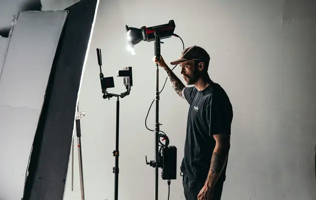 Οι συμμετέχοντες στο online σεμινάριο: Διεύθυνση Φωτογραφίας Κινηματογράφου: Τεχνική, Αισθητική και Φως θα αποκτήσουν ουσιαστική κατανόηση της κινηματογραφικής εικόνας, αναλύοντας τον ρόλο του φωτός, της σύνθεσης και της κίνησης της κάμερας στη διαμόρφωση της ατμόσφαιρας και του νοήματος. Θα μάθουν να «διαβάζουν» την εικόνα με κριτική ματιά και να αντιλαμβάνονται τις δημιουργικές επιλογές πίσω από κάθε οπτικό αποτέλεσμα.