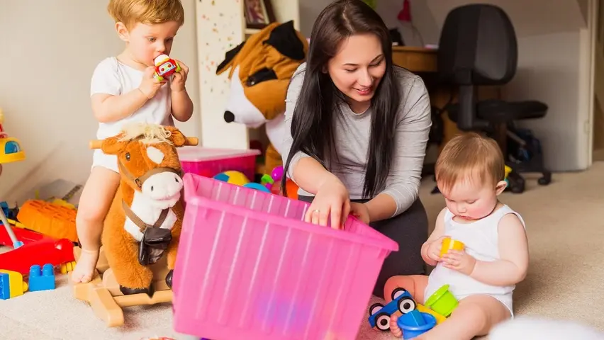 Οι συμμετέχοντες στο online σεμινάριο: Babysitting & Δημιουργική Απασχόληση Παιδιών αποκτούν βασικές και πρακτικές γνώσεις για τη σωστή φροντίδα και δημιουργική απασχόληση παιδιών, κατανοώντας καλύτερα τις ανάγκες κάθε ηλικιακού σταδίου. Μαθαίνουν πώς να οργανώνουν δραστηριότητες με παιδαγωγικό χαρακτήρα, προσαρμοσμένες στην ηλικία και τα ενδιαφέροντα των παιδιών, ενισχύοντας τον ρόλο τους ως υπεύθυνοι babysitter.