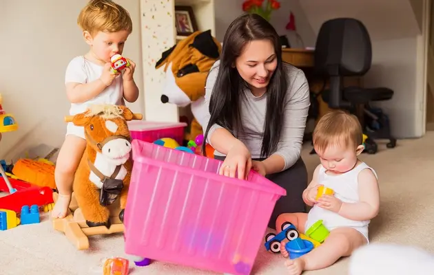 Οι συμμετέχοντες στο online σεμινάριο: Babysitting & Δημιουργική Απασχόληση Παιδιών αποκτούν βασικές και πρακτικές γνώσεις για τη σωστή φροντίδα και δημιουργική απασχόληση παιδιών, κατανοώντας καλύτερα τις ανάγκες κάθε ηλικιακού σταδίου. Μαθαίνουν πώς να οργανώνουν δραστηριότητες με παιδαγωγικό χαρακτήρα, προσαρμοσμένες στην ηλικία και τα ενδιαφέροντα των παιδιών, ενισχύοντας τον ρόλο τους ως υπεύθυνοι babysitter.