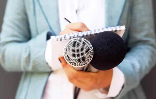 Οι συμμετέχοντες στο online σεμινάριο: Δημοσιογραφία και Μέσα Μαζικής Ενημέρωσης αποκτούν γνώσεις σχετικά με τις αρχές της δημοσιογραφίας και τον τρόπο λειτουργίας των Μέσων Μαζικής Ενημέρωσης. Μαθαίνουν πώς συλλέγονται, επεξεργάζονται και παρουσιάζονται οι ειδήσεις, καθώς και ποια είναι τα βασικά χαρακτηριστικά της δημοσιογραφικής γραφής.