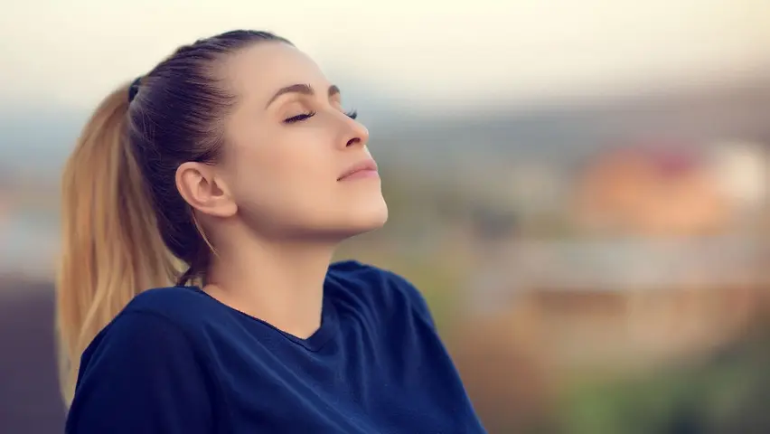 Οι συμμετέχοντες στο online σεμινάριο: Ευεξία και Υγιεινός Τρόπος Ζωής αποκτούν γνώσεις σχετικά με τις αρχές της ευεξίας και της υιοθέτησης ενός υγιεινού τρόπου ζωής. Μαθαίνουν πώς καθημερινές συνήθειες, όπως η σωστή διατροφή, η σωματική δραστηριότητα και η ξεκούραση, μπορούν να συμβάλλουν στη βελτίωση της συνολικής ποιότητας ζωής.