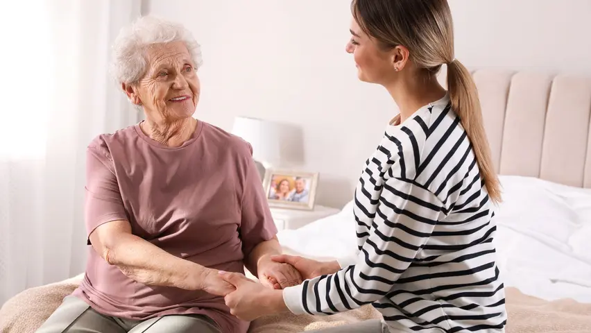 Οι συμμετέχοντες στο online σεμινάριο: Φροντίδα και Φύλαξη Ηλικιωμένων αποκτούν γνώσεις σχετικά με τις ανάγκες και τις ιδιαιτερότητες της τρίτης ηλικίας, κατανοώντας καλύτερα τις σωματικές, ψυχολογικές και κοινωνικές αλλαγές που μπορεί να συνοδεύουν τη γήρανση. Μέσα από οργανωμένη εκπαίδευση εξοικειώνονται με πρακτικές φροντίδας που συμβάλλουν στη βελτίωση της καθημερινότητας των ηλικιωμένων.