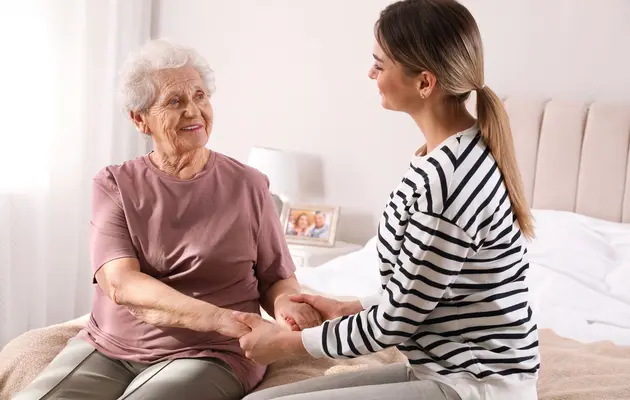 Οι συμμετέχοντες στο online σεμινάριο: Φροντίδα και Φύλαξη Ηλικιωμένων αποκτούν γνώσεις σχετικά με τις ανάγκες και τις ιδιαιτερότητες της τρίτης ηλικίας, κατανοώντας καλύτερα τις σωματικές, ψυχολογικές και κοινωνικές αλλαγές που μπορεί να συνοδεύουν τη γήρανση. Μέσα από οργανωμένη εκπαίδευση εξοικειώνονται με πρακτικές φροντίδας που συμβάλλουν στη βελτίωση της καθημερινότητας των ηλικιωμένων.