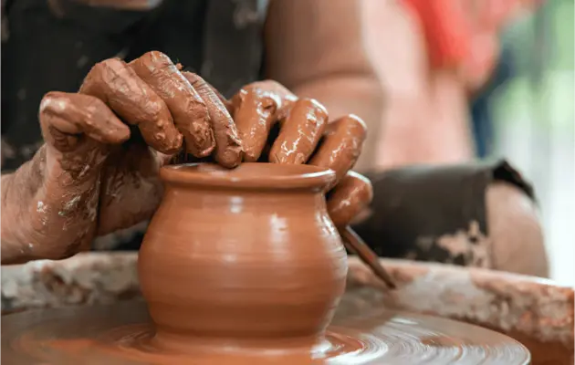 Οι συμμετέχοντες στο online Σεμινάριο Κεραμικής αποκτούν γνώσεις σχετικά με την τέχνη της κεραμικής, γνωρίζοντας τα υλικά, τα εργαλεία και τις βασικές τεχνικές που χρησιμοποιούνται για τη δημιουργία κεραμικών αντικειμένων. Μαθαίνουν πώς να διαμορφώνουν τον πηλό και να κατανοούν τα στάδια που απαιτούνται μέχρι την ολοκλήρωση ενός έργου.