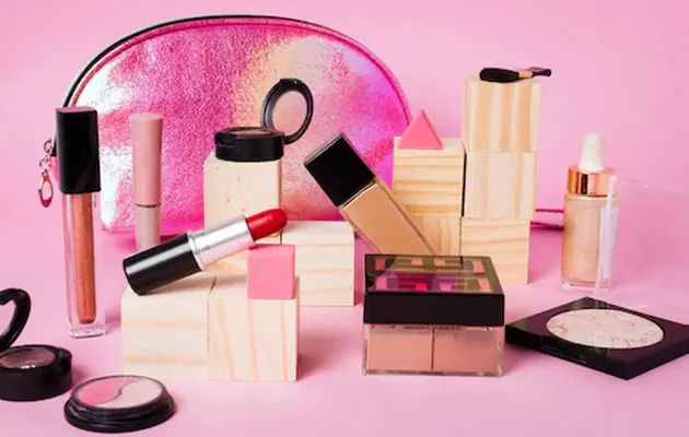 Οι συμμετέχοντες στο online σεμινάριο: Σύνθεση και Παρασκευή Καλλυντικών αποκτούν γνώσεις σχετικά με τα καλλυντικά προϊόντα και τα συστατικά που χρησιμοποιούνται στη σύνθεσή τους. Μαθαίνουν να αναγνωρίζουν διαφορετικές πρώτες ύλες και να κατανοούν τον ρόλο τους στη δημιουργία προϊόντων περιποίησης για το πρόσωπο και το σώμα.