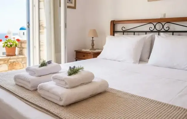 Το online σεμινάριο: Airbnb & βραχυχρόνιες μισθώσεις απευθύνεται σε ενήλικες που επιθυμούν να αποκτήσουν οργανωμένες γνώσεις για τη δημιουργία, λειτουργία ή/και επαγγελματική διαχείριση καταλυμάτων βραχυχρόνιας μίσθωσης. Ενδεικτικά, απευθύνεται σε κάθε ενδιαφερόμενο από 18 ετών και άνω για την ενίσχυση του βιογραφικού του και στο πλαίσιο της συνεχιζόμενης επαγγελματικής κατάρτισης και επιμόρφωσης ενηλίκων. Επίσης απευθύνεται σε: • Ιδιοκτήτες ακινήτων: που θέλουν να αξιοποιήσουν ένα ή περισσότερα ακίνητα μέσω βραχυχρόνιας μίσθωσης. • Υποψήφιους επενδυτές: που εξετάζουν αγορά ή μίσθωση ακινήτου με στόχο τη βραχυχρόνια εκμετάλλευση. • Διαχειριστές καταλυμάτων και property managers: που επιθυμούν να οργανώσουν επαγγελματικά τις διαδικασίες λειτουργίας. • Επαγγελματίες του τουρισμού και της φιλοξενίας: που θέλουν να διευρύνουν τις γνώσεις τους στο πεδίο των βραχυχρόνιων μισθώσεων. • Μεσίτες και επαγγελματίες ακινήτων: που επιθυμούν να κατανοούν καλύτερα την επενδυτική και λειτουργική διάσταση της αγοράς.