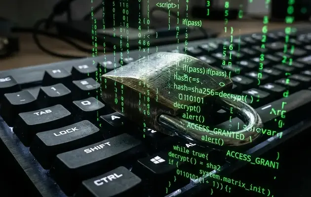 Το online σεμινάριο: Cybersecurity, προστασία δεδομένων & ασφάλεια πληροφοριακών συστημάτων απευθύνεται σε ενήλικες που επιθυμούν να αποκτήσουν συστηματική γνώση της κυβερνοασφάλειας, της προστασίας δεδομένων και της ασφάλειας πληροφοριακών συστημάτων ή να ενισχύσουν συναφείς επαγγελματικές δεξιότητες. Ενδεικτικά, απευθύνεται σε κάθε ενδιαφερόμενο από 18 ετών και άνω για την ενίσχυση του βιογραφικού του και στο πλαίσιο της συνεχιζόμενης επαγγελματικής κατάρτισης και επιμόρφωσης ενηλίκων. Επίσης απευθύνεται σε: • Στελέχη πληροφορικής, διαχειριστές συστημάτων και δικτύων, τεχνικούς υποστήριξης και επαγγελματίες IT. • Στελέχη επιχειρήσεων και οργανισμών που εμπλέκονται στη διαχείριση κινδύνων, στη συμμόρφωση, στην προστασία δεδομένων ή στην επιχειρησιακή συνέχεια. • Επαγγελματίες ή υποψήφιους επαγγελματίες κυβερνοασφάλειας που επιθυμούν δομημένη εισαγωγή και διεύρυνση γνώσεων. • Φοιτητές και αποφοίτους πληροφορικής, μηχανικών, διοίκησης, νομικών ή άλλων συναφών πεδίων, καθώς και κάθε ενδιαφερόμενο από 18 ετών και άνω.